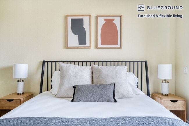 Building Photo - 853 Commodore Dr