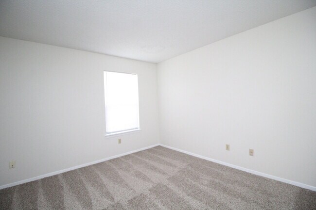 Building Photo - Freshly Updated 2BR Unit Near Old Palafox Hwy with New Wood-Look Flooring, Vaulted Ceilings & Uti...