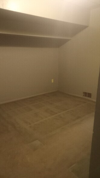 Building Photo - 418 W 8th St