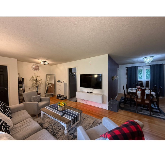 Building Photo - Beautiful 4 bed 2.5 Bath Bloomington SF Ho...