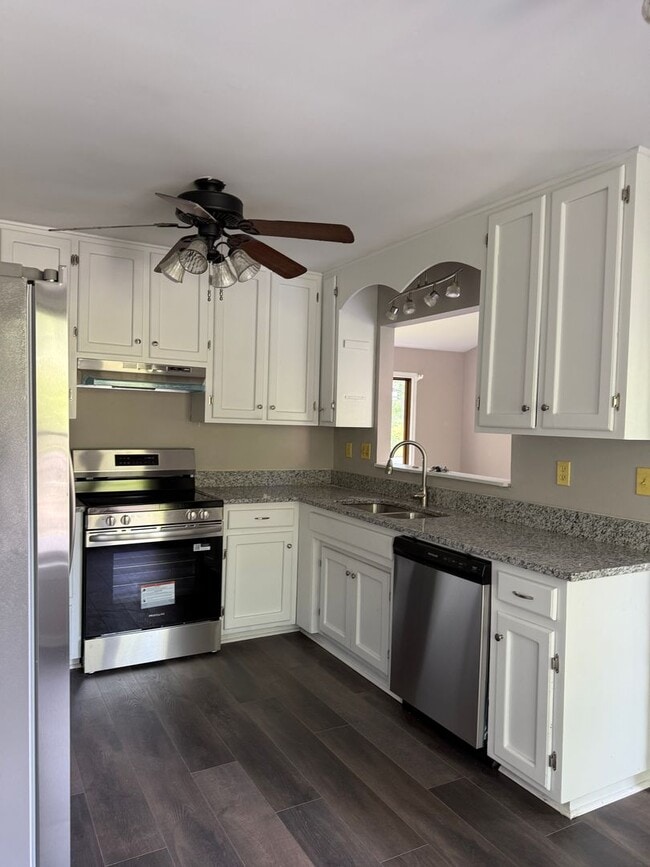 Building Photo - Adorable Recently Renovated 3 Bed 1.5 Bath...