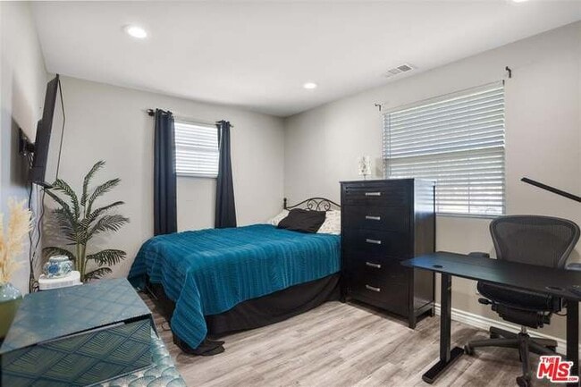 Building Photo - 213 S Ventura Pl