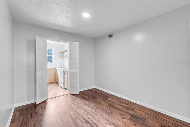 Building Photo - 4212 Lake Underhill Rd