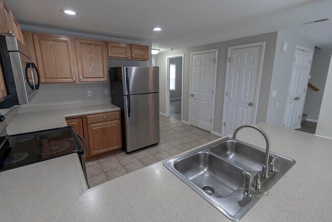 Building Photo - 1938 Center St