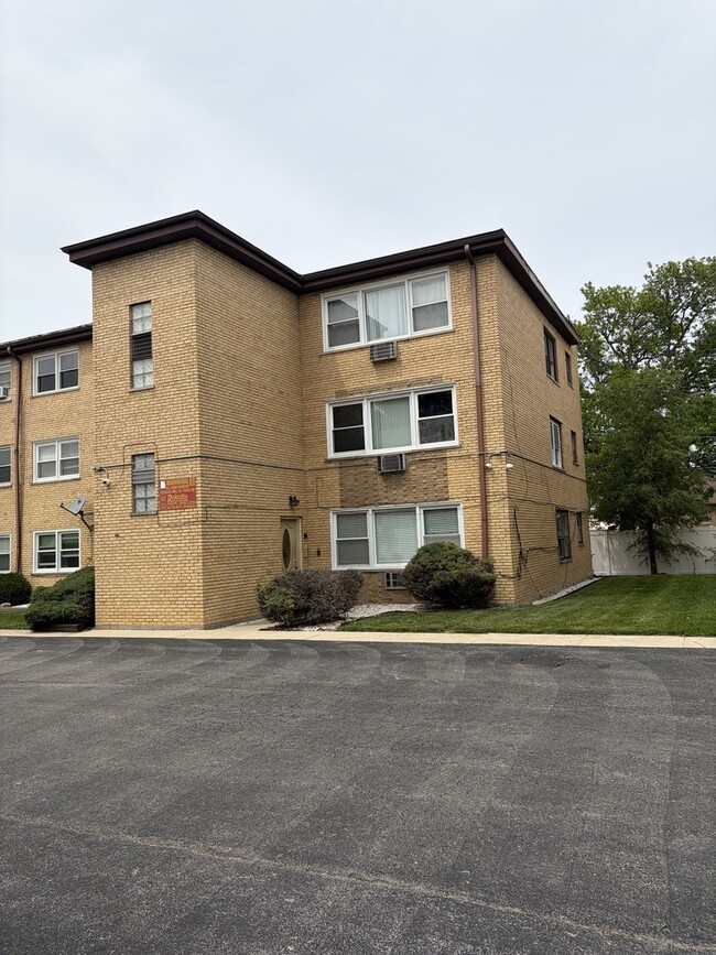 Building Photo - 10739 S Pulaski Rd