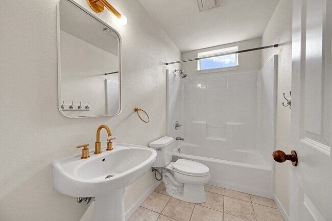 Building Photo - 4 bedroom, 3 bath with separate ADU