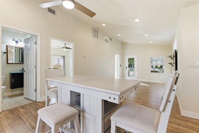 Building Photo - 1302 E Louisiana Ave