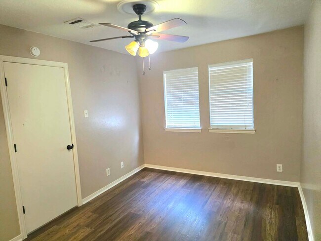 Building Photo - Move In Special $500.00 Security Deposit