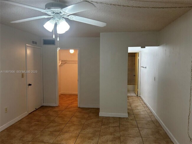 Building Photo - 10855 SW 112th Ave