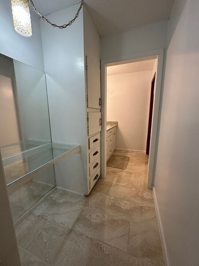 Building Photo - 6 BR 3 BA House in Colonial Hill Community
