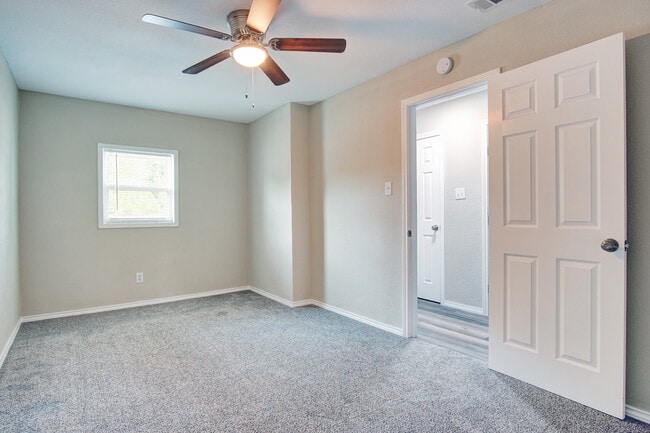 Building Photo - 2402 Ozark Dr