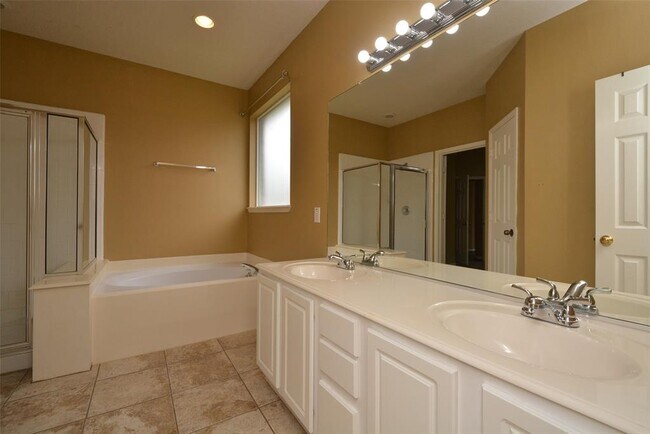 Building Photo - 2931 Sunbird Dr