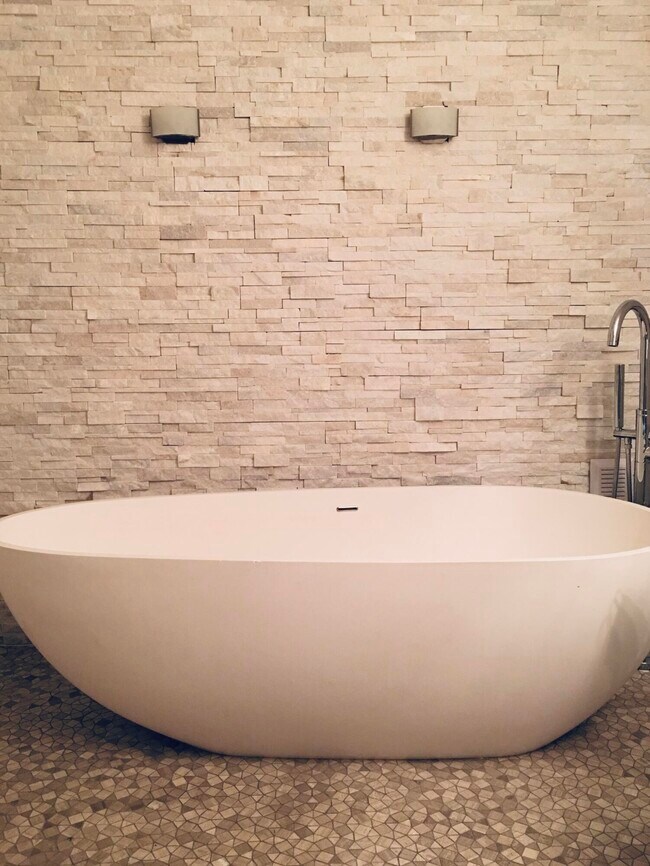 Building Photo - 330 S Main St