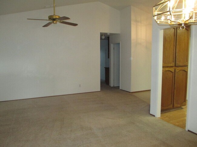 Building Photo - Woodcreek Oaks area home.