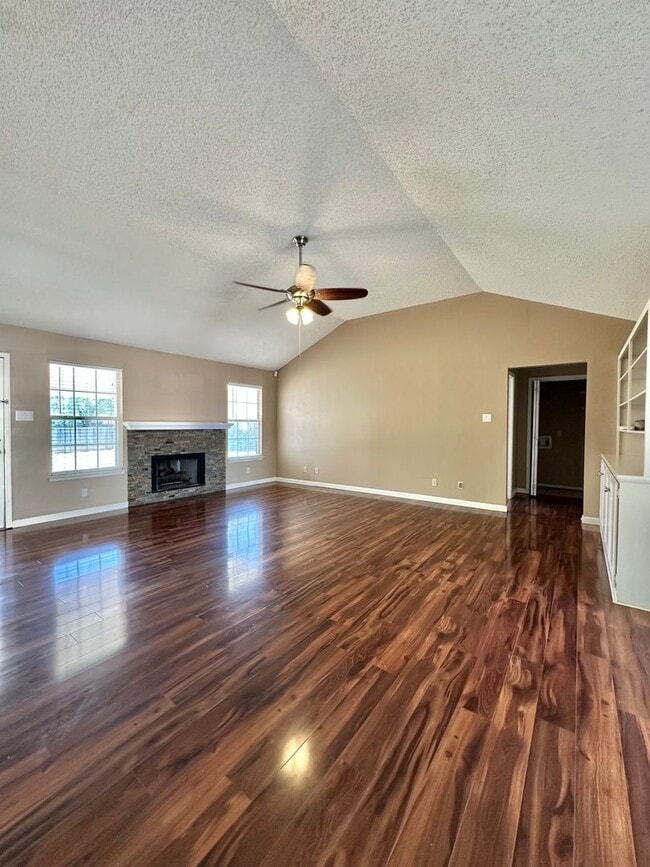 Building Photo - NOW AVAILABLE - Charming Home In The Bluffs!!