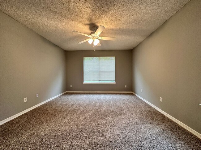 Building Photo - Beautiful 3 bedroom, two bath home off CR 220