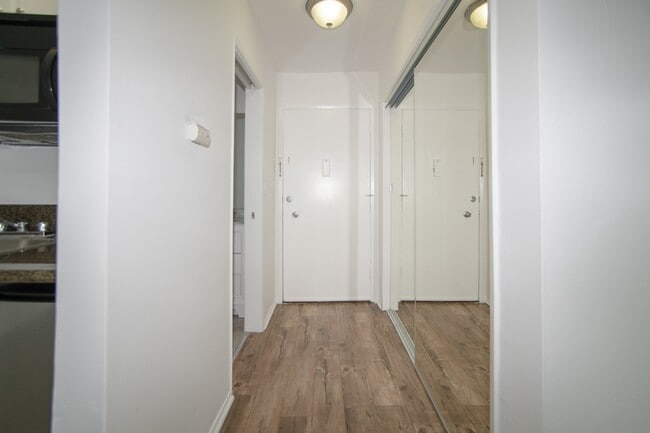 Building Photo - 932 South Westmoreland Avenue, Unit 308