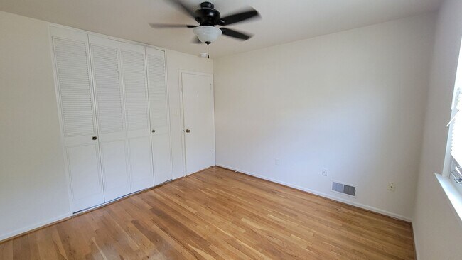 Building Photo - Spacious 4 Bed 3 Bath Home With Fully Fenced Yard In Amenity-Rich Kings Park West