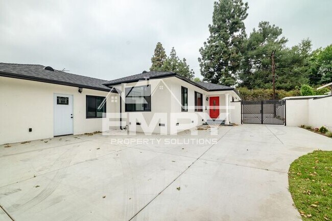Building Photo - Amazing Deal 3 Bed 2 Bath House Arrington Ave Downey