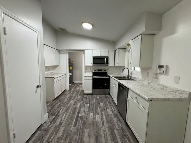 Building Photo - Apply Here: https://realty480pm.appfolio.c...