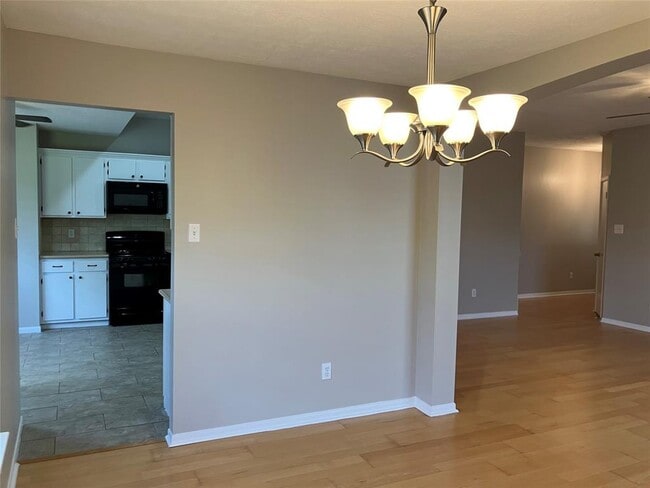 Building Photo - 1827 Oak Ridge Dr
