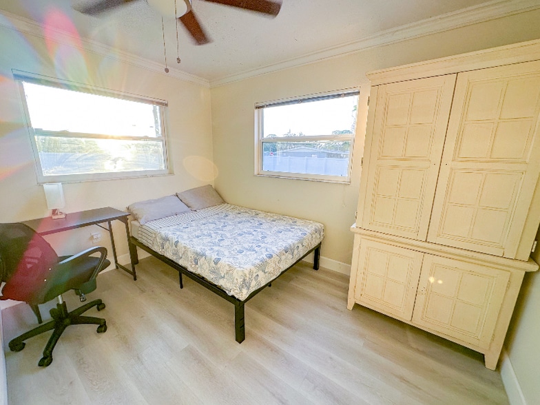 Building Photo - 2370 Leon Ave