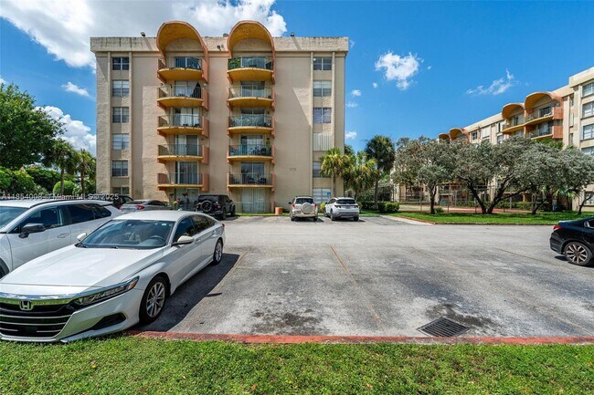 Building Photo - 9310 Fontainebleau Blvd