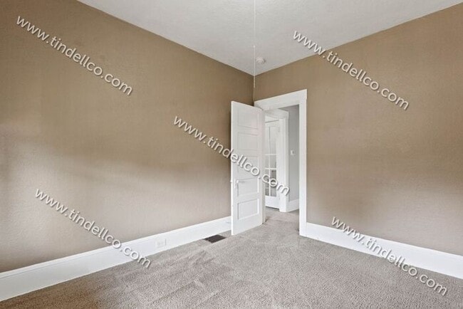 Building Photo - Pet Friendly 4 bedroom 2 bathroom home located blocks from University of Portland!
