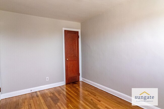 Building Photo - 304 W Riverview Rd
