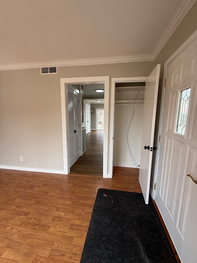 Building Photo - 305 Cherokee Village Dr