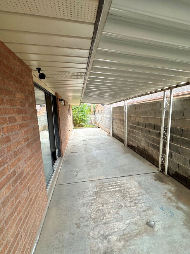 Building Photo - "Charming 2-Bed, 2-Bath Townhouse with Cozy Fireplace in Prime St. George Location!"