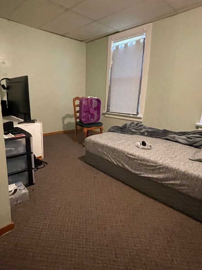 Building Photo - 2 Bedroom Apartment for Rent – Close to UW...