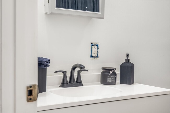 Building Photo - 114 Cove Rd