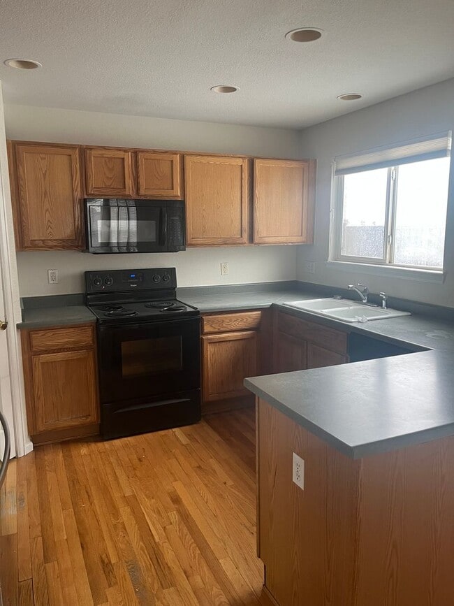 Building Photo - Gorgeous 4bd Home in  Cul-de-sac!!