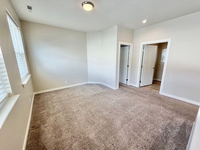 Building Photo - Beautiful 3 Bedroom Home In Desert Color!