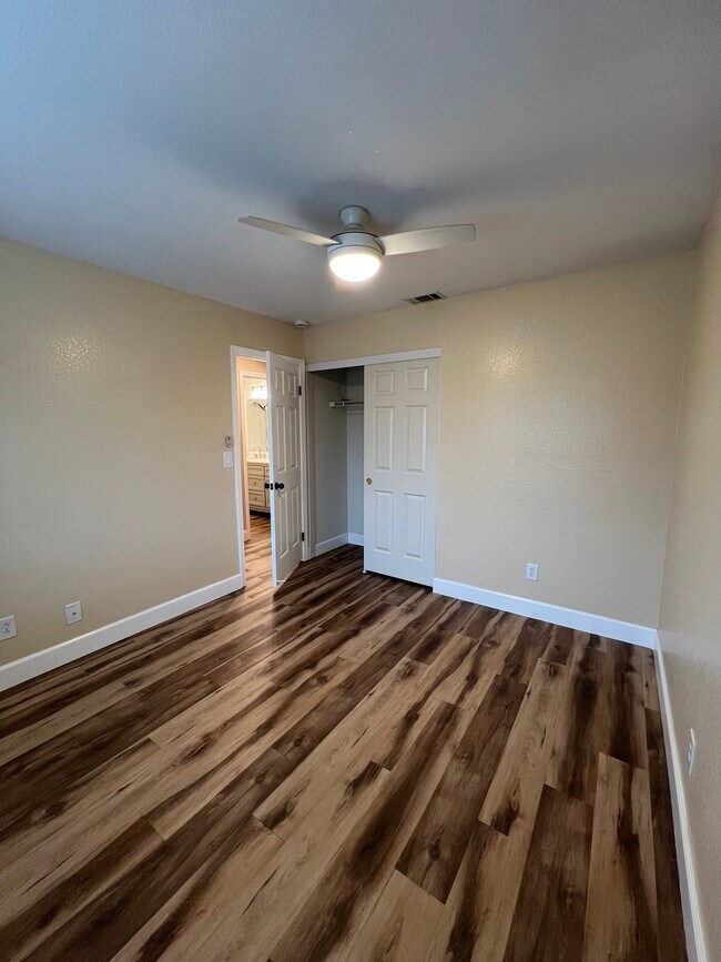 Building Photo - 827 Notre Dame Dr