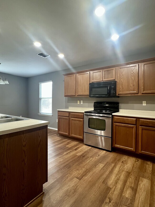 Building Photo - 9411 Rainbow Creek