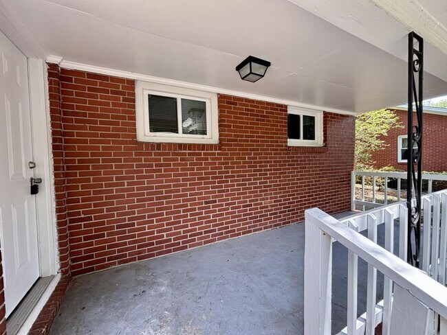 Building Photo - 330 Richmond Dr