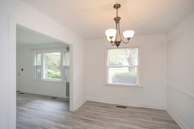 Building Photo - 208 Hillcrest Dr
