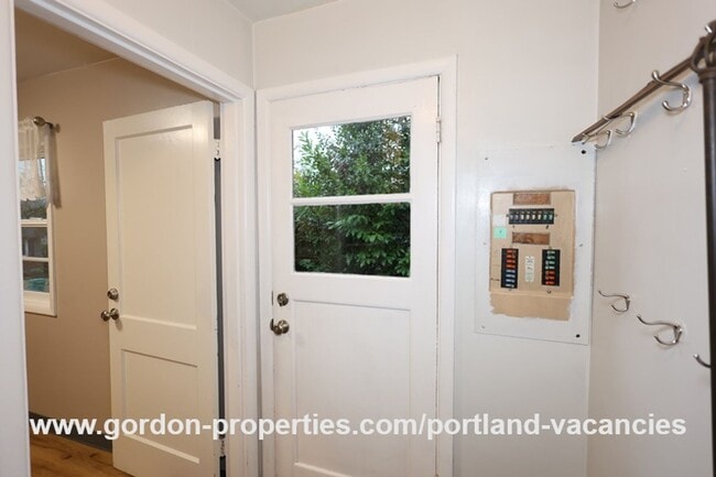 Building Photo - SE Flavel St - Woodstock 3 bedroom home with single car garage