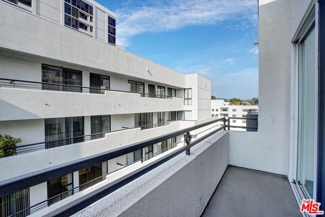Building Photo - 10600 Wilshire Blvd