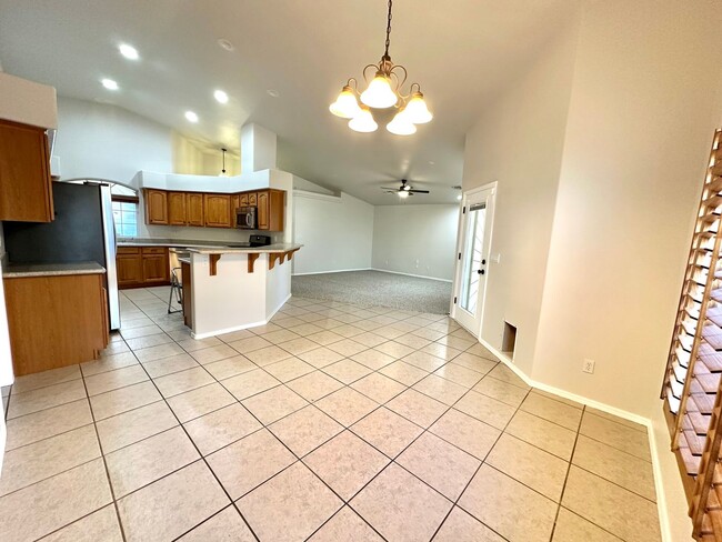 Building Photo - Charming 3 bedroom 2 bathroom home with So...