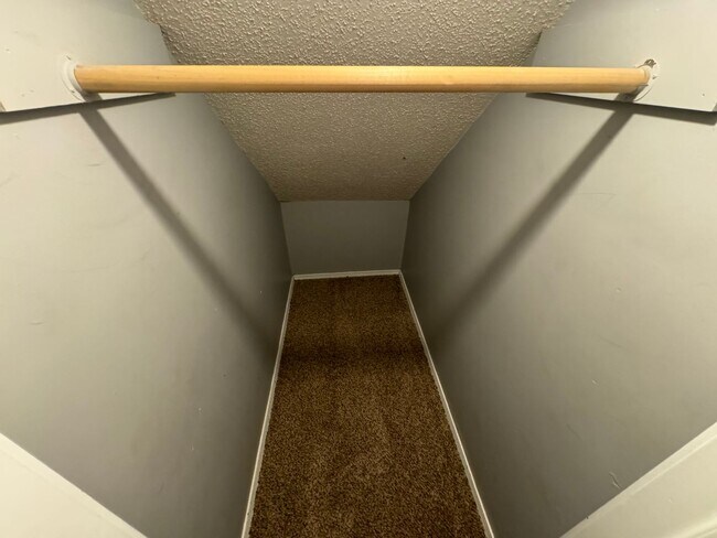 Building Photo - SPACIOUS DUPLEX in Southeast Springfield w...