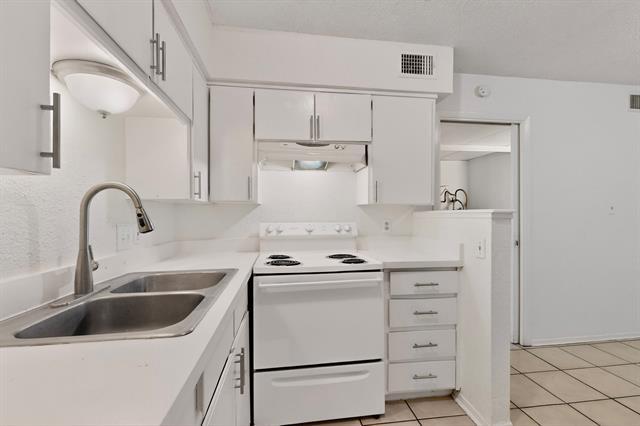 Building Photo - 6808 Trail Lake Dr