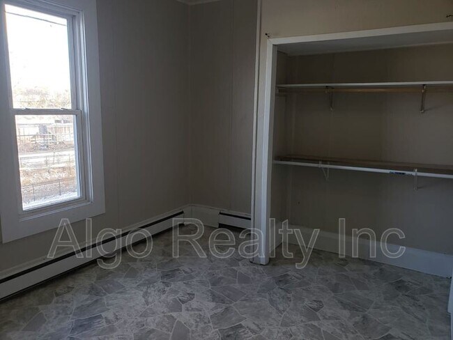 Building Photo - 1012 7th St E