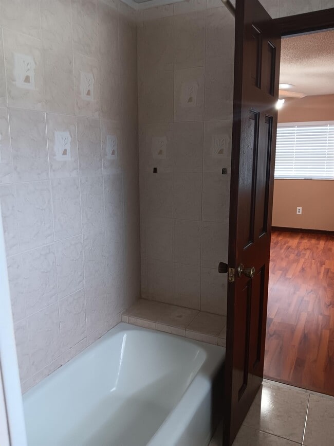 Building Photo - 2321 Irlo Dr