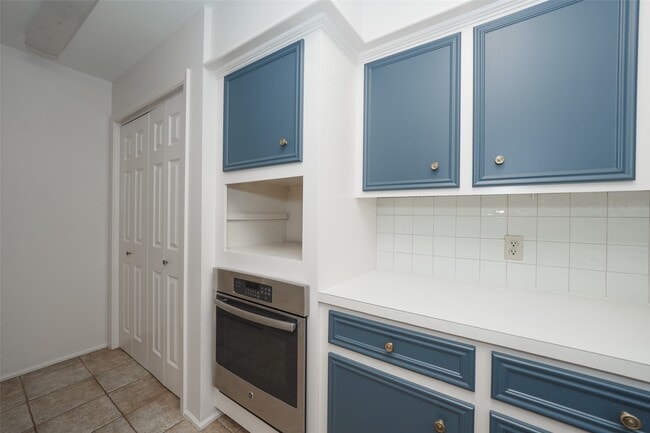 Building Photo - 9622 Highmeadow Dr