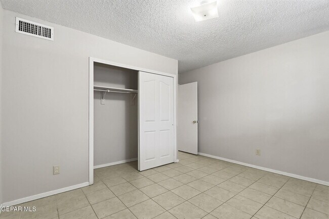 Building Photo - 2918 E Glen Dr