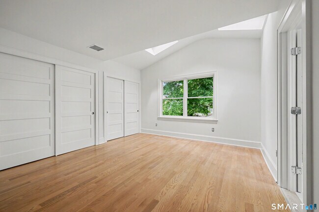 Building Photo - 15 Shorelands Pl