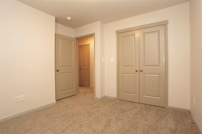 Building Photo - 897 E Semands St